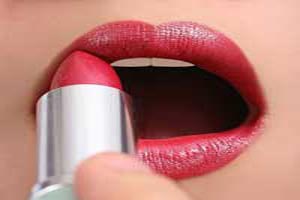 وقتی شما خانم ها 3 کیلو رژ می بلعید … وقتی شما خانم ها 3 کیلو رژ می بلعید …