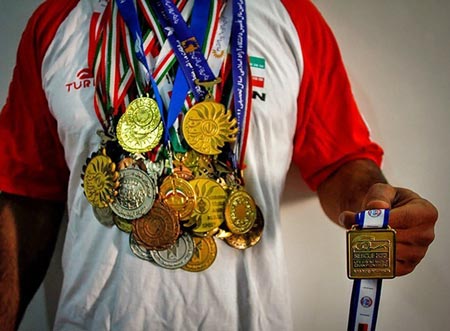 اینجا ایران ! جایی که قهرمان جهان فلافل می فروشد!+ تصاویر