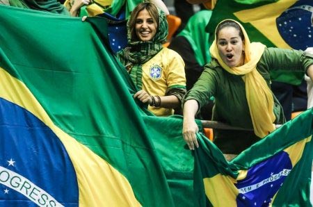 لحظه غم انگیز ورود دختران ایرانی با لباس برزیل به ورزشگاه + (عکس)