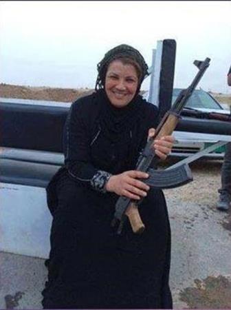 زن پر دل و جراتی که قاتل داعشی ها بود + (عکس)