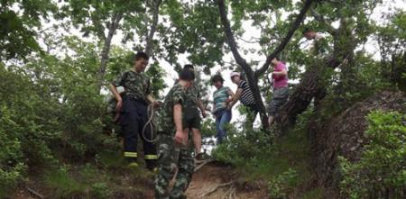 گیر کردن وحشتناک زن جوان بین دو سنگ غول پیکر + (عکس)