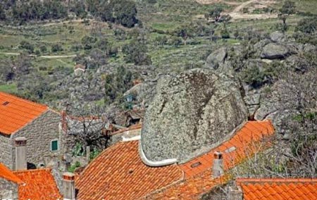 روستایی بکر و دیدنی که از سنگ ساخته شده !!