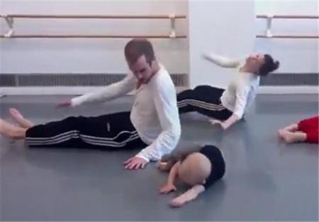 کودک نوپا، که مربی ورزش بزرگسالان است!! + (عکس)