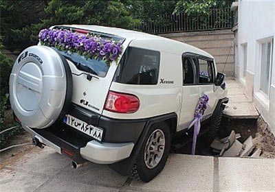 ماشین عروسی که به زمین فرو رفت! + (عکس)