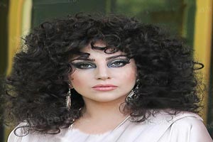 خواننده جنجالی با لباس خواب به خیابان رفت + (عکس) خواننده جنجالی با لباس خواب به خیابان رفت + (عکس)