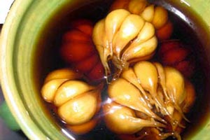 سیر ترشی خانگی بهتر است یا صنعتی سیر ترشی خانگی بهتر است یا صنعتی