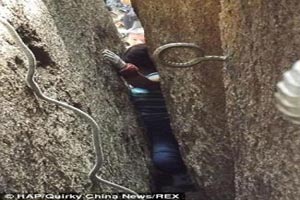 گیر کردن وحشتناک زن جوان بین دو سنگ غول پیکر + (عکس) گیر کردن وحشتناک زن جوان بین دو سنگ غول پیکر + (عکس)