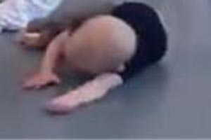 کودک نوپا، که مربی ورزش بزرگسالان است!! + (عکس)