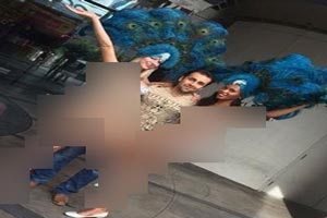 مبارزه یک ضد انقلاب در آغوش فاحشه های لاس وگاسی ها (عکس) مبارزه یک ضد انقلاب در آغوش فاحشه های لاس وگاسی ها (عکس)