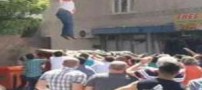پریدن دیدنی زن باردار از ساختمان آتش گرفته! (عکس)