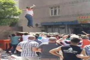 پریدن دیدنی زن باردار از ساختمان آتش گرفته! (عکس) پریدن دیدنی زن باردار از ساختمان آتش گرفته! (عکس)