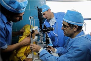 جدیدترین معاینات چشمی بر چشمان این دختر +(عکس)