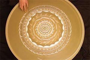 هنرنمایی و نقاشی های زیبا با خاک رس (تصویری)