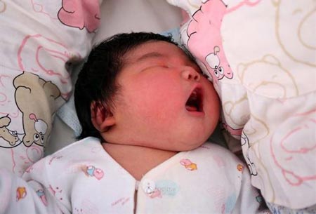 تولد نادرنوزادی زیبا با 6 کیلو و300 گرم + تصاویر