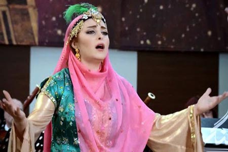  کنسرت خواننده زن شبکه بی بی سی در تهران + عکس