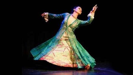 رقص زنان اروپایی در کلاس های عشوه گری ایران + تصاویر