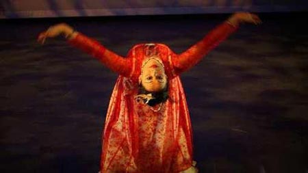 رقص زنان اروپایی در کلاس های عشوه گری ایران + تصاویر