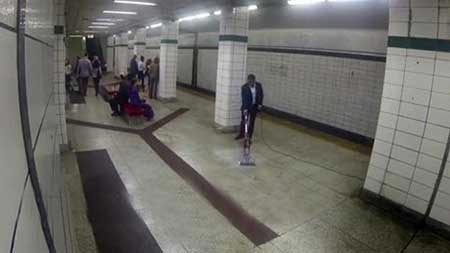 حیرت مسافران از مدیر ارشد مترو + عکس