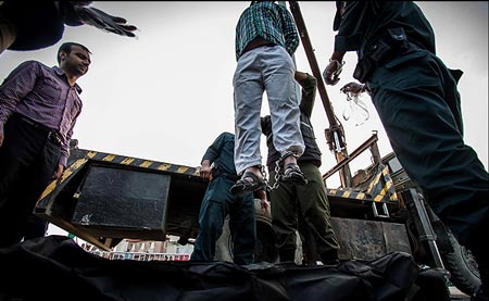اعدام مردی در ساری که برادر،داماد و همسرش را کشت (تصاویر)
