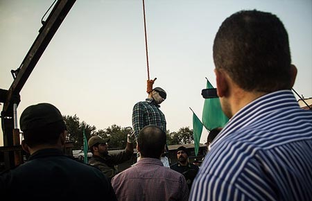 اعدام مردی در ساری که برادر،داماد و همسرش را کشت (تصاویر)