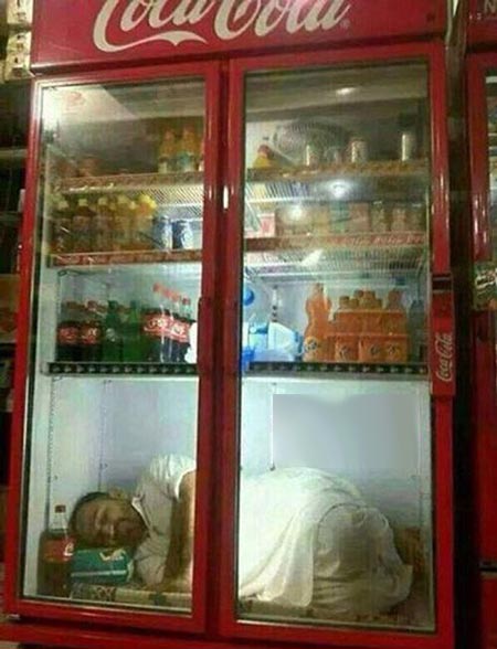 حرکت خنده دار این مرد برای فرار از گرما (تصویری)