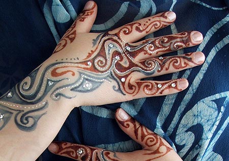 جدیدترین مدل های طراحی با حنا هندی روی بدن (تصویری)