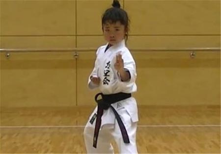 کوچکترین دختر دنیا و دارنده کمربند سیاه کاراته + عکس