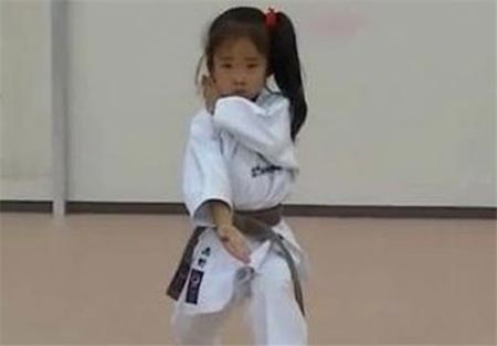 کوچکترین دختر دنیا و دارنده کمربند سیاه کاراته + عکس