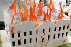 جنجال کیکی که در آتش می سوزد + عکس
