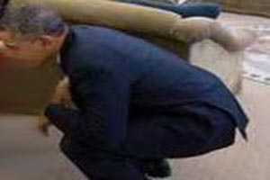 عکس جنجالی زانو زدن اوباما مقابل این دختر عکس جنجالی زانو زدن اوباما مقابل این دختر