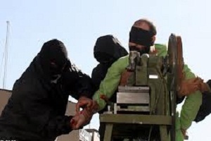 قطع انگشتان این سارق با گیوتین در ملاءعام در ایران !