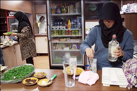 دردسر تازه دخترها در کافی شاپ ها + تصاویر