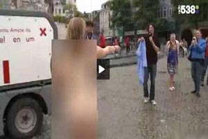 لخت شدن این دختر در ملاء عام برای چالش آب یخ!! 