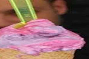 پسری با بستنی عجیب و باورنکردنی ! + عکس