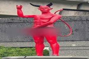 جنجال مجسمه برهنه شیطان در پارک + تصاویر