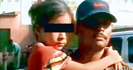 دختر زنده به گور شده با پنجه هایش از زیر خاک بیرون آمد! + تصاویر دختر زنده به گور شده با پنجه هایش از زیر خاک بیرون آمد! + تصاویر