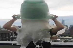 شیر سینه خانم ها این بار بجای چالش سطل یخ! +تصاویر
