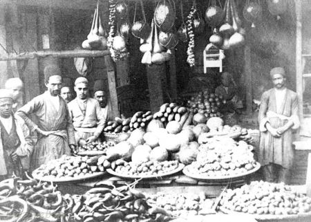 تصویری ناب و دیدنی از میوه فروش قاجاری