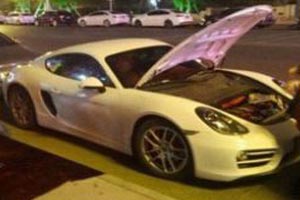 دختر ثروتمند با پورشه گرانقیمتش دست فروشی می کند!! + عکس