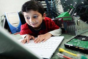 پسر 5 ساله ای که نابغه کامپیوتر در دنیا است + عکس