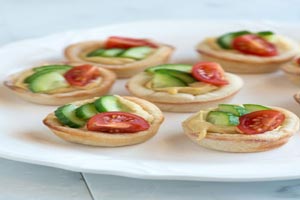 نان فنجانی با هوموس و خیار و گوجه + عکس