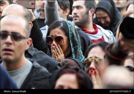 اشک های هواداران مرتضی پاشایی مقابل سردخانه (روحش شاد)