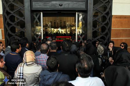 اشک های هواداران مرتضی پاشایی مقابل سردخانه (روحش شاد)