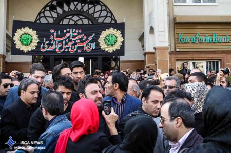 اشک های هواداران مرتضی پاشایی مقابل سردخانه (روحش شاد)