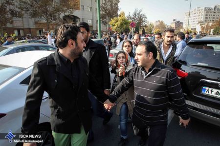 اشک های هواداران مرتضی پاشایی مقابل سردخانه (روحش شاد)