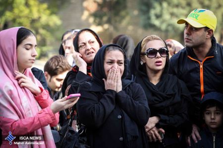 اشک های هواداران مرتضی پاشایی مقابل سردخانه (روحش شاد)
