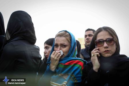 اشک های هواداران مرتضی پاشایی مقابل سردخانه (روحش شاد)