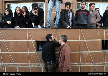 اشک های هواداران مرتضی پاشایی مقابل سردخانه (روحش شاد)