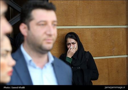 اشک های هواداران مرتضی پاشایی مقابل سردخانه (روحش شاد)