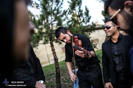 اشک های هواداران مرتضی پاشایی مقابل سردخانه (روحش شاد)